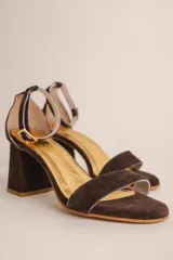 Sandalia de tacón cuadrado medio, confeccionada en tela tipo terciopelo color bordó, con tira delantera simple y pulsera ajustable al tobillo con hebilla metálica.