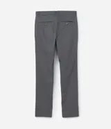 Pantalón slim de sarga color beige, de corte ajustado, con cierre frontal de botón y cremallera, y bolsillos laterales tipo cuchillo.