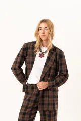 Blazer de corte sastrero con estampado de cuadros en tonos marrón chocolate y negro, con solapas clásicas y diseño estructurado.