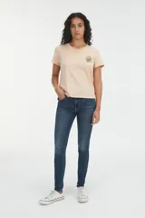 Jeans de tiro alto, calce ajustado en cadera y muslos, pierna súper ajustada y denim stretch.