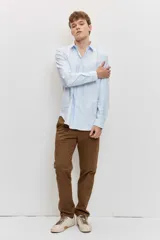 Pantalón chino de hombre en color marrón, corte recto y clásico, con bolsillos laterales y traseros.