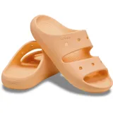 Sandalias Crocs modelo Classic de dos tiras, color negro, con perforaciones para personalizar con Jibbitz y plantilla de espuma Croslite.