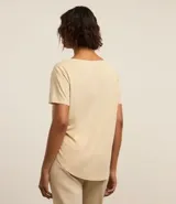 Remera deportiva de corte oversized confeccionada en microfibra, con cuello redondo, mangas cortas y bajo redondeado.