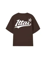 Remera marrón con estampa blanca en la espalda con la palabra "Ittai" y una estrella.