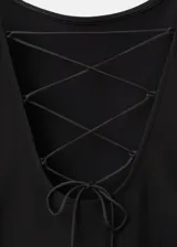 Vestido midi color negro con cuerpo ajustado de escote redondo y tirantes finos, combinado con una falda larga fruncida de tejido ligero y fluido.
