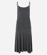 Vestido midi de viscosa color gris oscuro, con tirantes finos, escote redondo, diseño ajustado con drapeados laterales en el torso y falda asimétrica con bajo en puntas.