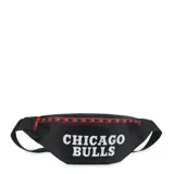Riñonera negra con estampado frontal de Chicago Bulls en color blanco. Presenta un cierre superior con detalle de cinta roja con logos de la NBA y tirador rojo.