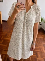 Camisón de manga corta con estampado floral pequeño, cuello en V con botones frontales y bolsillo pequeño en el pecho.