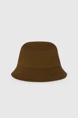 Gorro tipo bucket reversible con estampado floral en tonos rosa, amarillo y verde de un lado, y verde militar liso del otro.