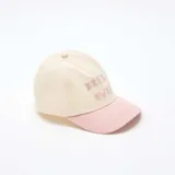Gorra con visera color rosado y cuerpo en tono beige, con detalle de bordado con el texto "Break Away" en la parte frontal.