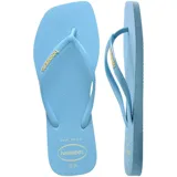 Ojotas Havaianas modelo Slim Square con puntera cuadrada, color azul claro, con tiras finas y logo de la marca en relieve.