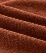 Bermuda masculina de tejido jacquard color terracota, con cintura elástica, cordón de ajuste y detalle de rayas horizontales en el ruedo.