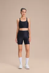 Top deportivo de compresión media con diseño de espalda cruzada y breteles finos. Confeccionado en tejido acanalado con leve brillo, cuenta con copas removibles y protección UV 50+.