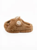 Pantuflas de peluche color tostado con diseño de cara de koala, orejas sobresalientes y suela de goma.