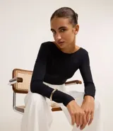 Pulsera rígida dorada con textura trenzada y cierre de muelle.