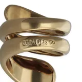 Anillo en forma de espiral, con diseño orgánico y acabado brillante.