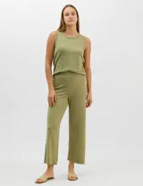 Pantalón tejido de corte recto y tiro alto, con cintura ancha elástica y diseño fluido.