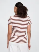 Remera de manga corta con diseño de rayas horizontales en color marrón y blanco, confeccionada con cuello redondo al tono.