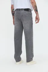 Jean de corte holgado en cadera y cintura con diseño recto en las piernas, en color gris deslavado.