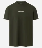 Remera verde militar de algodón, corte clásico, con cuello redondo y mangas cortas. Estampado frontal con texto en color claro.