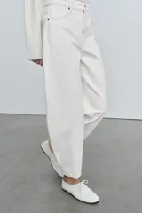Jeans de tiro alto y diseño tapered, con cinco bolsillos, presillas para cinto y cierre frontal con cremallera y botón, en tono celeste claro lavado.