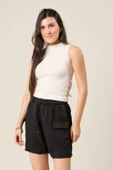 Short color beige con cintura elástica ajustable con cordón, bolsillos laterales y bolsillos cargo con solapa en los muslos.