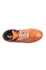 Borcego de cuero color marrón con cuello acolchado en contraste color negro, cordones al tono y suela de goma dentada.