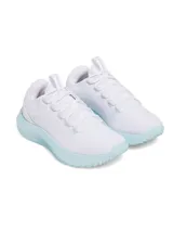 Championes de entrenamiento Under Armour W Dynamic 2, color blanco con suela celeste. Presentan parte superior de tejido UA IntelliKnit y mediasuela Flow para mayor amortiguación y estabilidad.