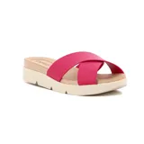 Sandalia tipo chinela de plataforma, color fucsia, con tiras anchas cruzadas en el empeine. La suela es de plataforma gruesa, con base de color madera claro y una capa inferior de goma blanca.