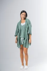 Bata tipo kimono de algodón color verde, con detalle de volados en los bordes frontales y mangas al codo. Incluye lazo de ajuste en la cintura.