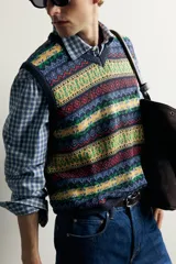 Chaleco regular fit de punto tejido en hilatura de lino, con diseño de patrones geométricos multicolor en tonos azul, verde, amarillo y rojo. Presenta cuello en V, manga sisa y acabados en rib. Colección especial Aaron Levine x Zara.