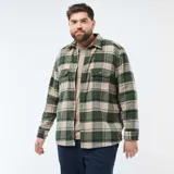 Sobrecamisa de franela con estampado de cuadros en tonos verde y beige, manga larga, cuello clásico y cierre frontal con botones. Cuenta con dos bolsillos frontales con solapa y botón.