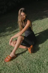 Sandalias de cuero color camel, con plataforma y hebilla dorada.