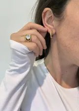 Aros tipo argolla de acero inoxidable dorado con acabado PVD de titanio.