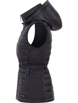 Chaleco negro acolchado con capucha, cierre frontal con cremallera, cinturón con hebilla metálica y bolsillos laterales con cremallera.