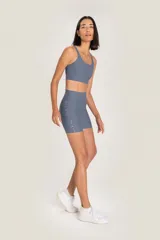 Calza corta deportiva celeste de tiro alto.