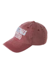 Gorro de béisbol color rojo tibetano con efecto desgastado, confeccionado en algodón. Presenta un logo bordado en blanco y azul en la parte frontal.