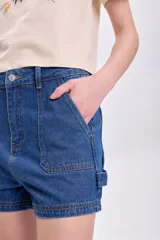 Short de jean en color azul marino, con diseño de tiro medio, bolsillos frontales tipo cargo y cierre con botón metálico.