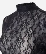 Blusa de encaje negra con cuello alto, manga larga y cuerpo ajustado. Presenta una transparencia leve y un acabado continuo en encaje.