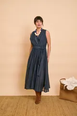 Vestido midi marrón oscuro sin mangas, con escote en V y cinto ajustable en la cintura.