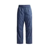 Pantalón deportivo Nike de corte recto y ajuste holgado, confeccionado en tejido técnico de acabado mate. Presenta cintura elástica con cordón ajustable y el logo de la marca bordado en pequeño en la parte superior de la pierna.