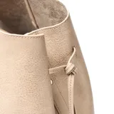 Cartera tipo tote de gran tamaño en color taupe, confeccionada en símil cuero con textura granulada. Presenta doble asa larga para llevar al hombro, cierre de cordones laterales y placa metálica frontal con logo grabado.