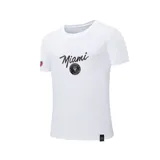 Remera blanca de manga corta con cuello redondo. Estampado frontal con la palabra "Miami" en cursiva sobre el escudo del Inter de Miami.