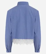 Camisa cropped azul con rayas diplomáticas blancas, cuello clásico, mangas largas y detalle de encaje blanco aplicado en el borde inferior.