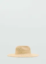 Sombrero de fibra natural con detalles calados y ala ancha.