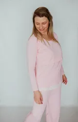 Pijama largo de algodón rosado, apto para embarazo y lactancia. La remera de manga larga cuenta con apertura para amamantar y detalles de puntilla elastizada. El pantalón cuenta con elástico ajustable y detalles de puntilla elastizada.