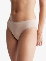 Bombacha Calvin Klein color piel, de microfibra suave, con cintura elástica y logo tonal.