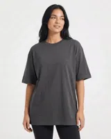 Remerón de manga corta, cuello redondo y calce oversize, color gris oscuro con efecto lavado.