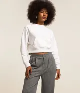 Pantalón de corte wide leg en color gris con estampado de rayas verticales finas. Presenta cintura alta con pliegues frontales, cierre de botón y cremallera, y pernera amplia.