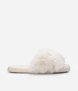 Pantufla abierta color blanco, con plataforma baja y recubierta de piel sintética.